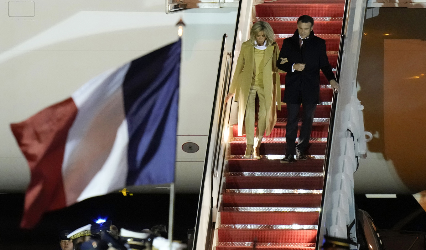 Frankrikes president Emmanuel Macron med fru Brigitte anländer till flygbasen Andrews i Maryland, USA. Foto: Manuel Balce Ceneta/AP/TT