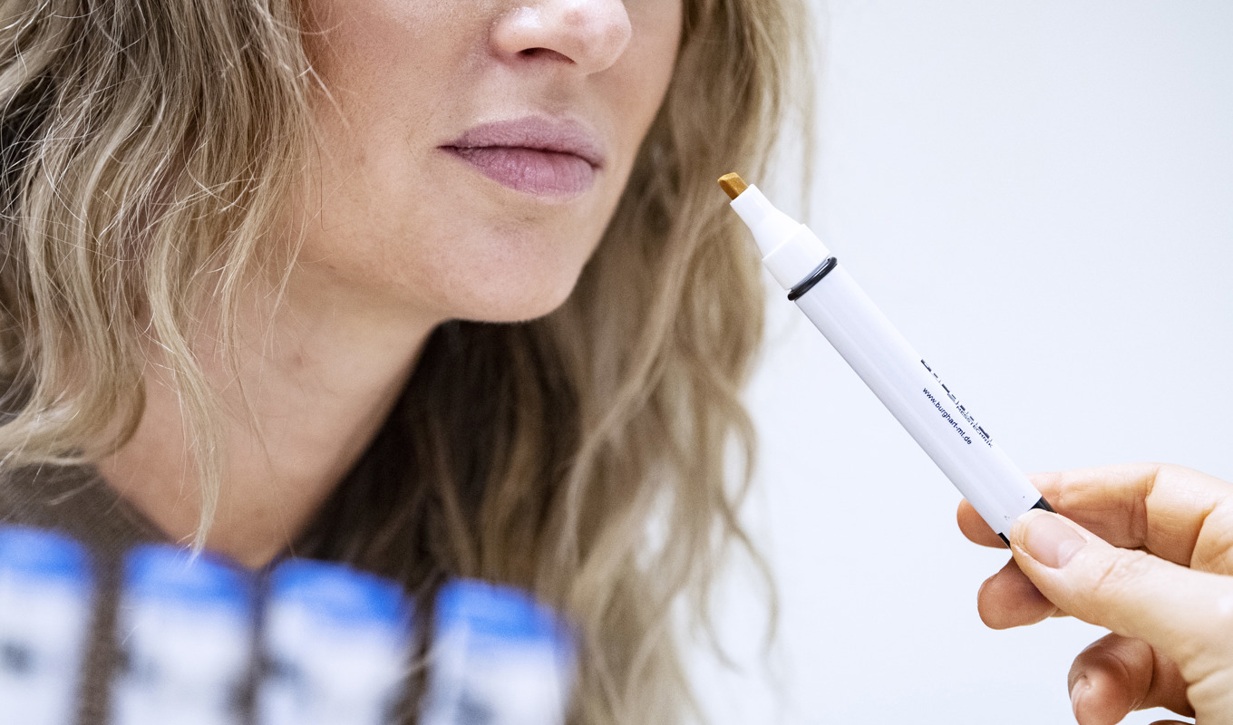 Lukttest på Skånes universitetssjukhus. Sämre lukt- och smaksinne kan kvarstå i månader hos ovaccinerade som haft en mild covid 19-infektion. Arkivbild. Foto: Johan Nilsson/TT