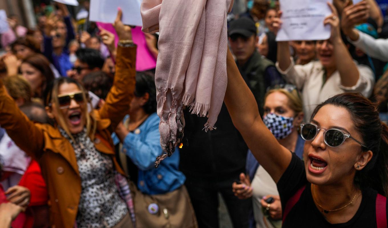 Stödprotest för kvinnor i Iran som demonstrerar mot sjaltvång. Arkivbild. Foto: Francisco Seco/AP/TT