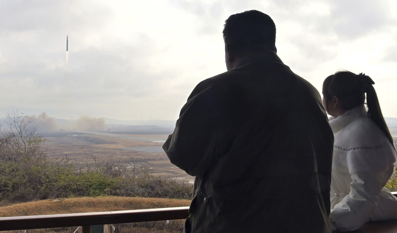 Nordkoreas ledare Kim Jong Un överser tillsammans med sin dotter vid ett robottest den 18 november. Arkivbild från den statliga nyhetsbyrån KCNA. Foto: KCNA/AP/TT