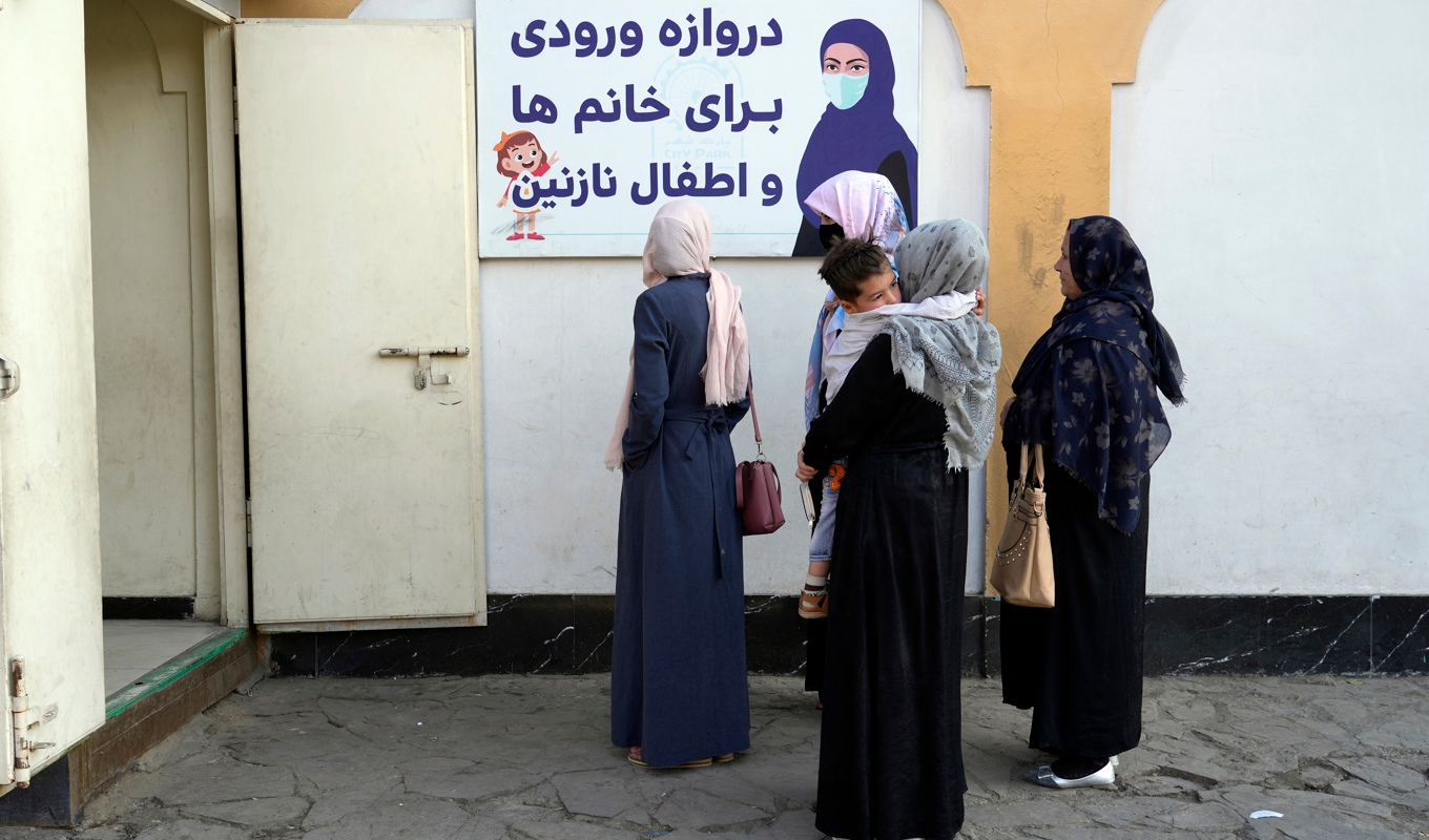 Afghanska kvinnor utanför en nöjespark i Kabul dit de nekas inträde på grund av talibanrörelsens allt mer stränga regler. Arkivbild. Foto: Ebrahim Noroozi/AP/TT