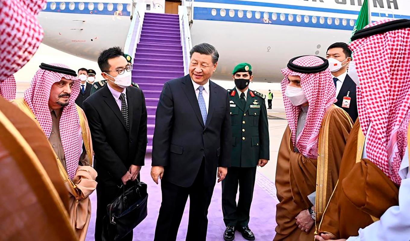 Kinas president Xi Jinping välkomnas av prins Faisal bin Bandar, Riyads guvernör. Foto: AP/TT