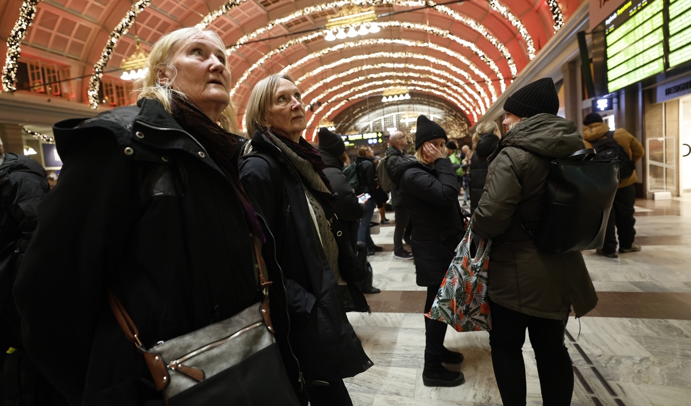 Systrarna Margareta Mörck och Karin Andersson Dask ska till Örebro respektive Uppsala, men väntar förgäves på Centralstationen i Stockholm. Foto: Fredrik Persson/TT