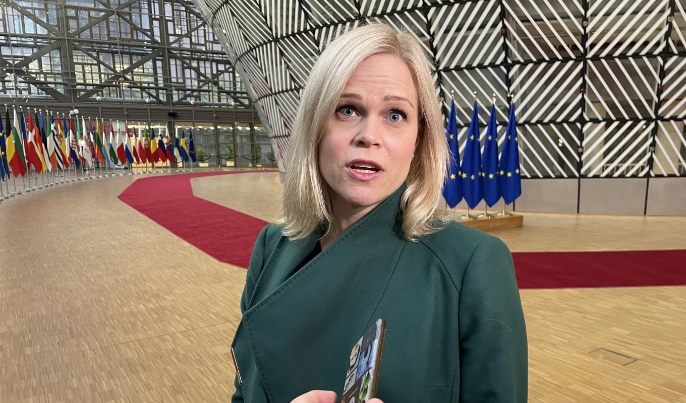 Biträdande arbetsmarknadsminister Paulina Brandberg (L) på väg in till torsdagens EU-möte i Bryssel. Foto: Wiktor Nummelin/TT