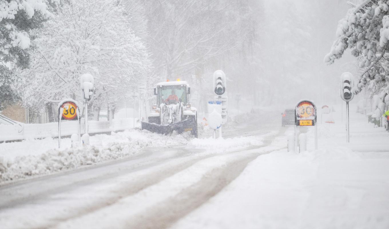 SMHI varnar för snöfall som kan ställa till problem i morgontrafiken i dag. Arkivbild. Foto: Suvad Mrkonjic/TT