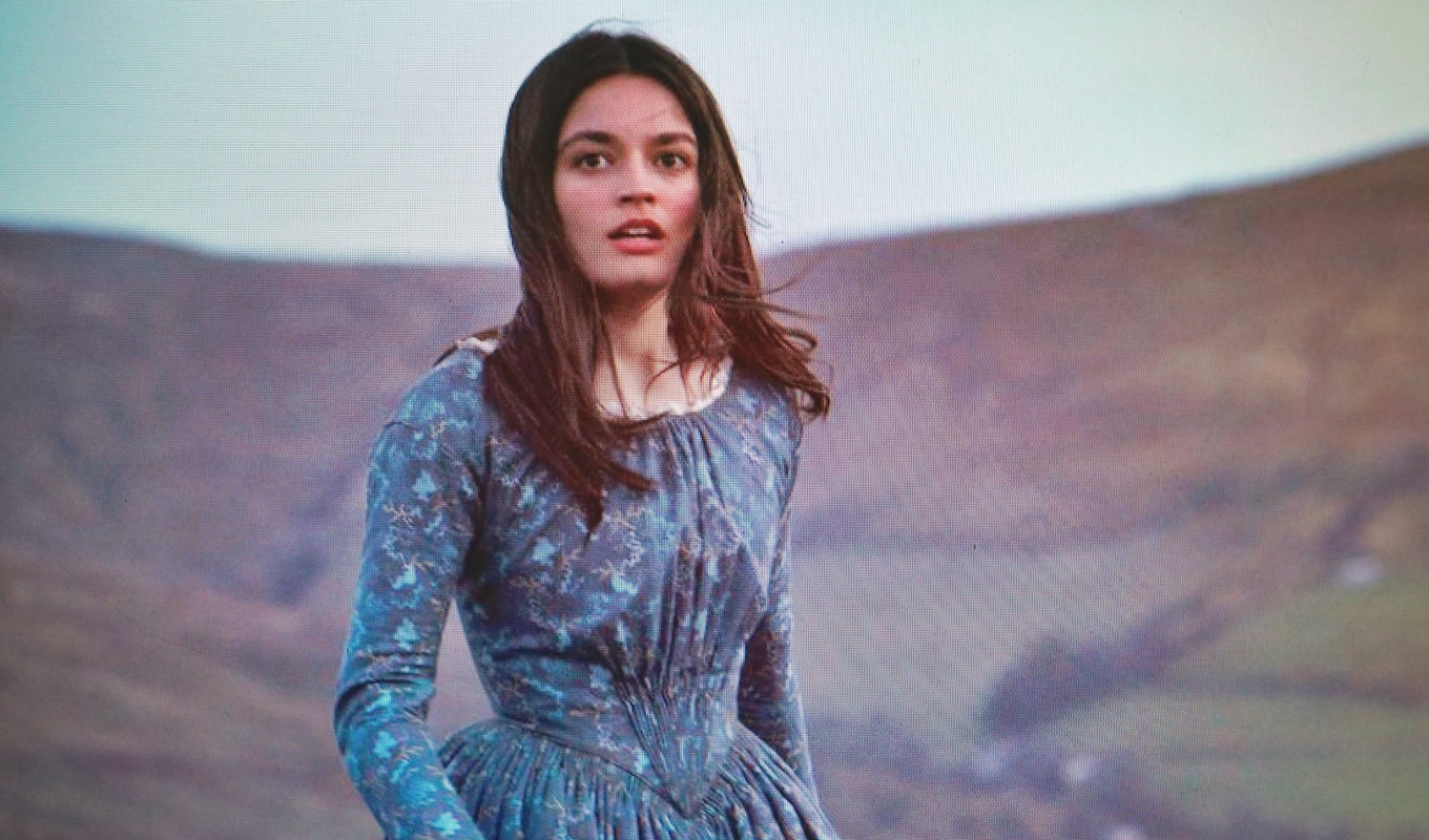 Emma Mackey gör en stark skådespelarinsats i en film som försöker förstå Emily, den mest hemlighetsfulla av systrarna Brontë.