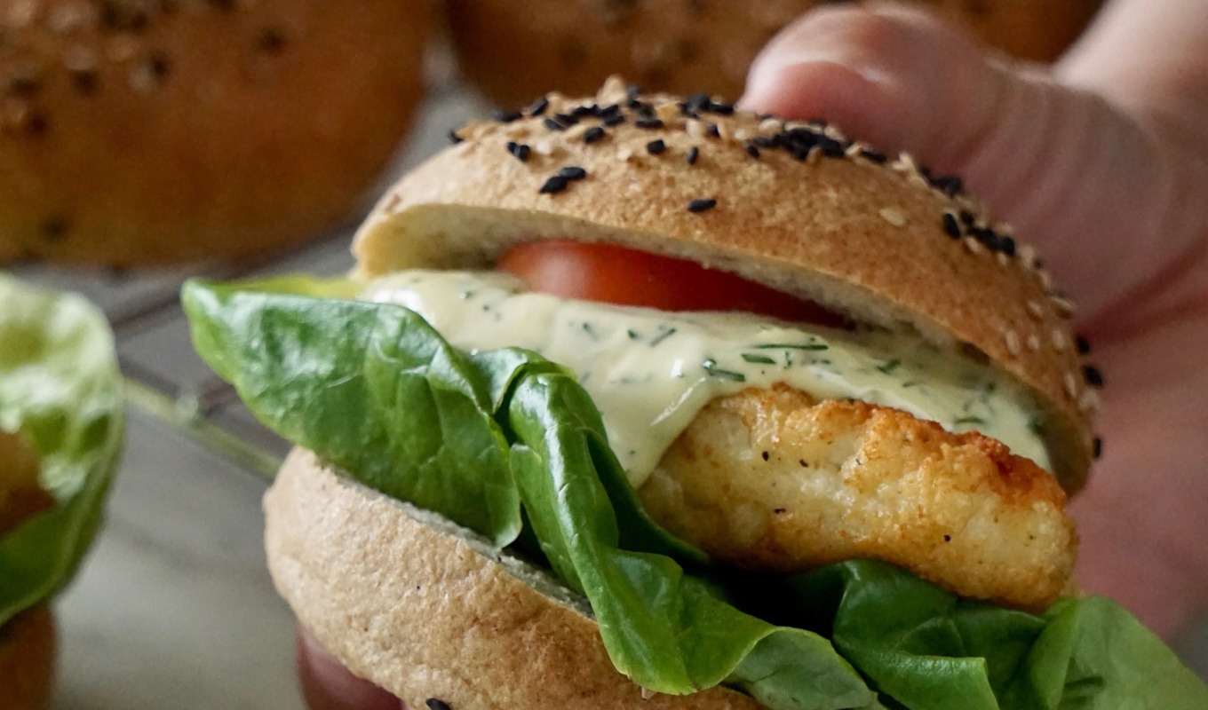 Fiskburgaren serveras med en hemgjord citron- och dillmajonnäs och hembakat hamburgerbröd. Foto: Jenny och Magnus Andersson