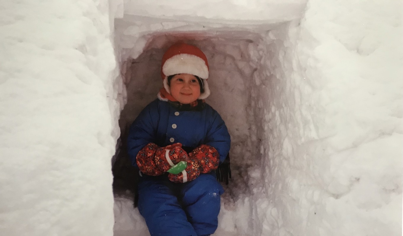 Jag som treåring i grottan som morfar gjort i ordning åt mig. Men jag hade ju förstås hjälpt till lite själv också, med min egen lilla spade. Foto: Privat