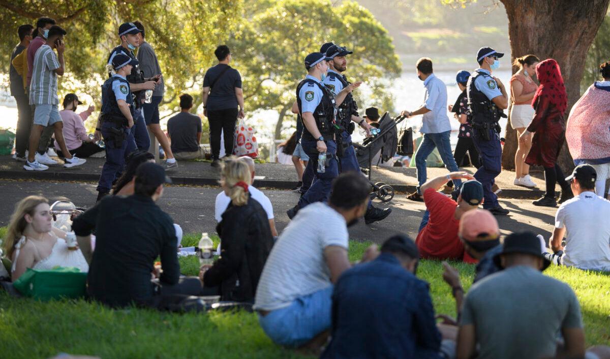 På bilden syns polis i samband med nyårsfirande i Sydney i Australien den 31 december 2021. Foto: Wendell Teodoro/Getty Images