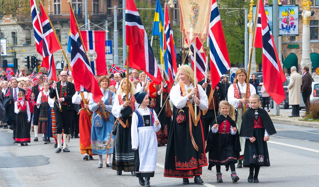 Intresset för att bära folkdräkt är stort i Norge, men många är oroliga för att de kunskaper och färdigheter som omger folkdräkten ska försvinna. Foto: Frankie Fouganthin