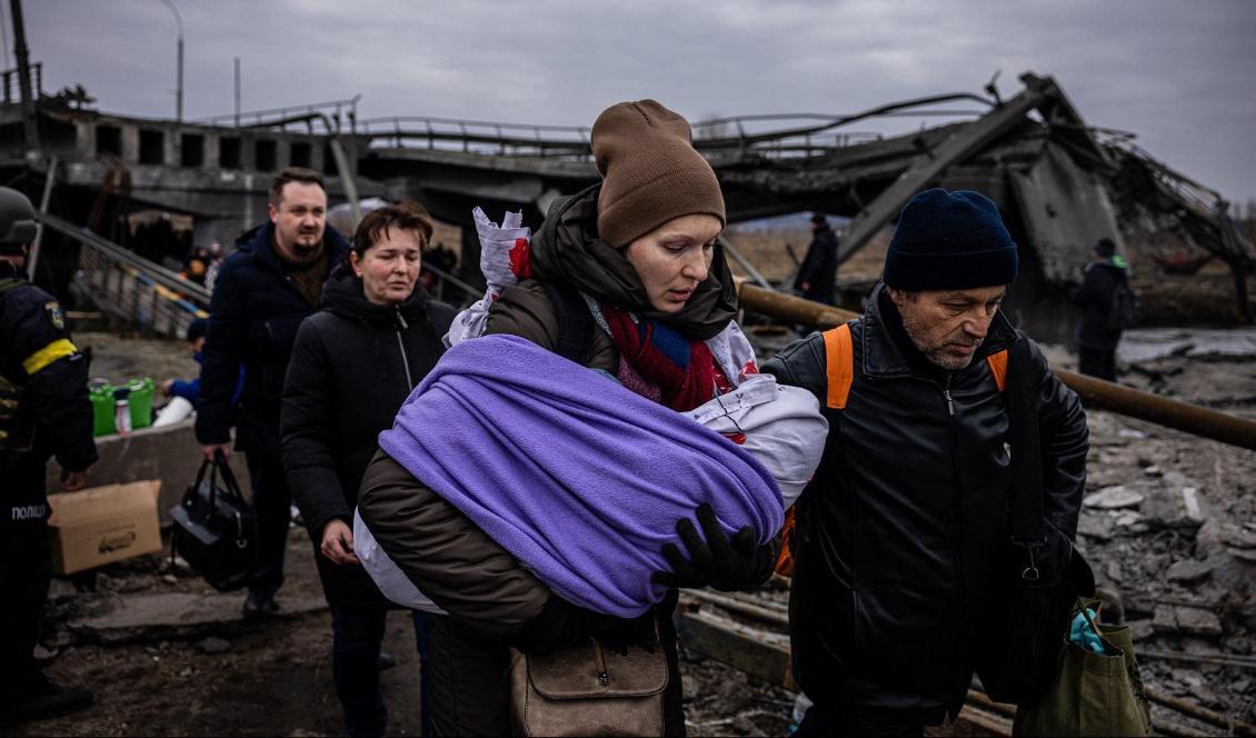 Ukrainare flyr från staden Irpin, nordväst om Kiev den 7 mars 2022. Foto: Dimitar Dilkoff/AFP via Getty Images