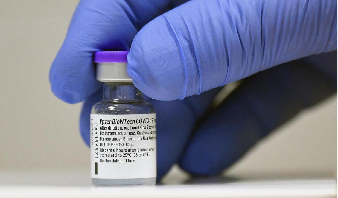 Covid-19-vaccin kan få negativ effekt efter en tid; den som fått vaccinet kan ha större benägenhet att bli sjuk i covid-19 än en ovaccinerad.Foto: Justin Tallis - Pool/Getty Images
