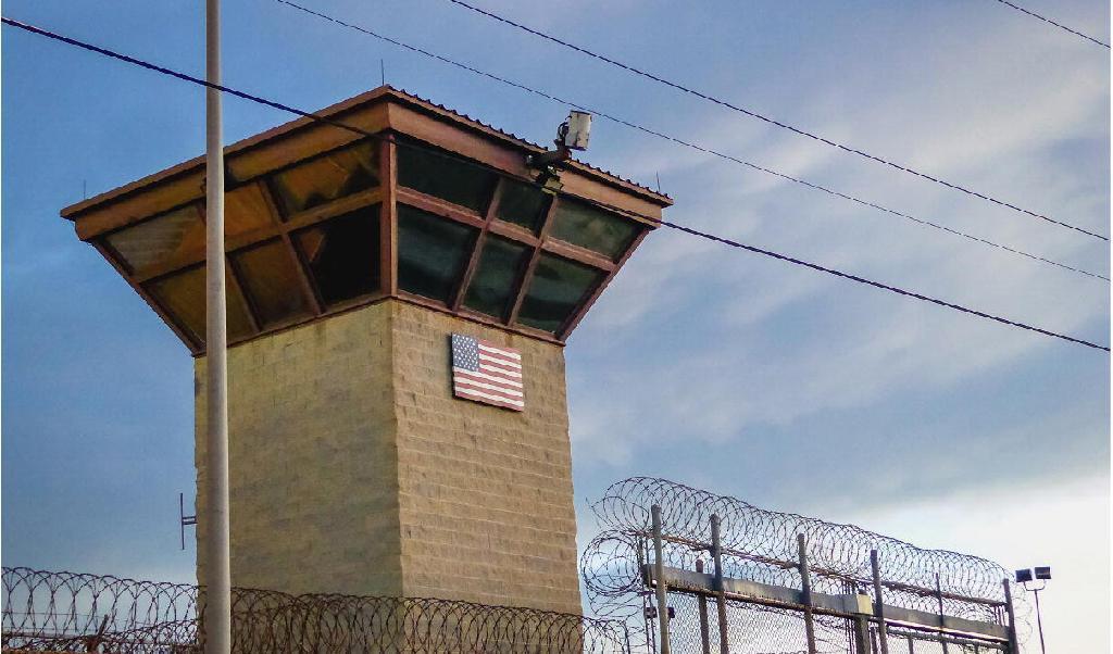Huvudingången till fånglägret vid den amerikanska Guantánamobasen i Kuba. 35 fångar sitter fortfarande där, enligt Pentagon. Foto: Sylvie Lanteaume/AFP via Getty Images