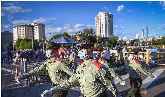 Kinesisk militärpolis marscherar på Pekings gator. Nu har det kommit uppgifter om att Kina bedriver polisliknande verksamhet i Sverige och andra länder. Foto: Greg Baker/AFP via Getty Images