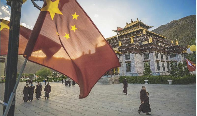 Folkrepubliken Kinas flagga hängande i Lhasa markerar den fortsatta ockupationen av Tibet. Situationen har pågått sedan 50-talet och orsakat mycket lidande. Foto: Kevin Frayer/Getty Images