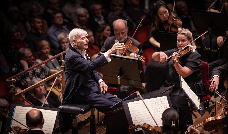 På Konserthuset Play finns nu en inspelning där den 95-årige dirigenten Herbert Blomstedt tolkar Brahms och Honegger. Foto: Nadja Sjöström
