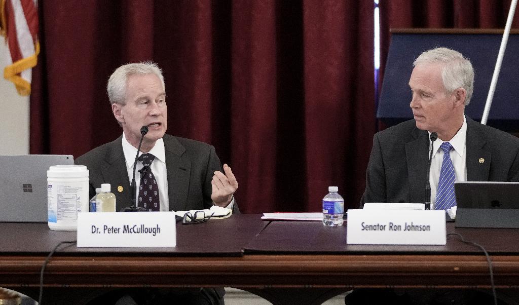 Dr Peter McCullough talar under en paneldiskussion på temat second opinion om covid-19-vaccinet. Foto: Drew Angerer/Getty Images