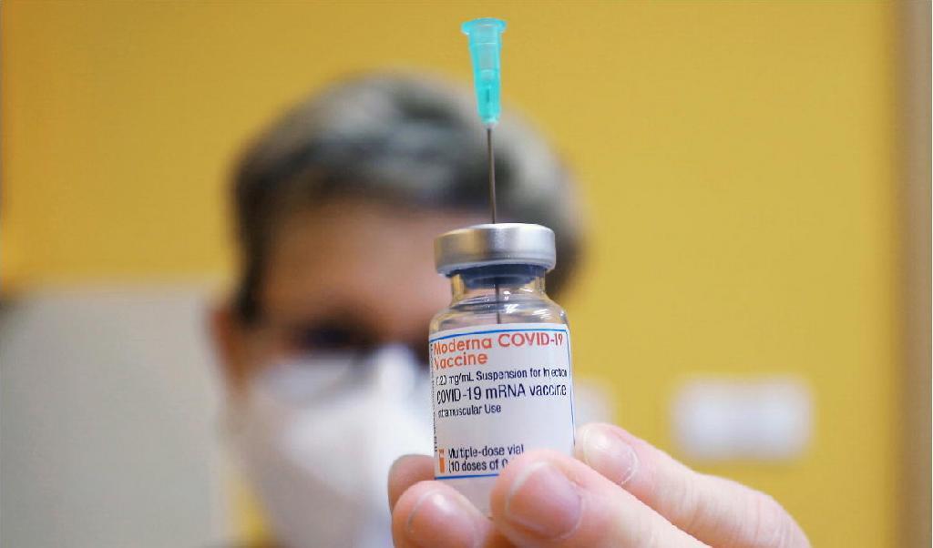 Unga män som vaccinerats med två doser av Modernas covid-19-vaccin löper större risk att drabbas av hjärtmuskelinflammation än de som fått Pfizers vaccin. Foto: Radek Mica/AFP via Getty Images