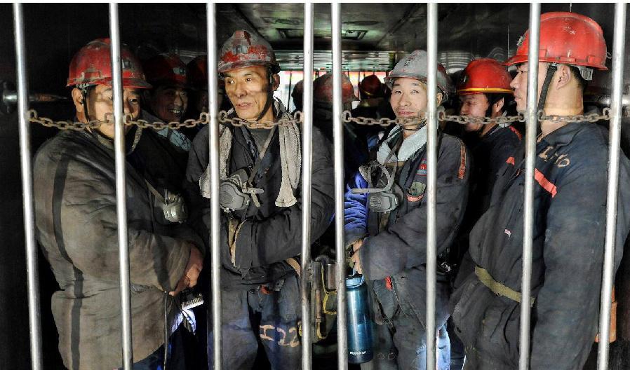 Gruvarbetare åker ner till en underjordisk kolgruva i Huaibei i Kinas östra Anhuiprovins den 16 februari. Redan 2014 nådde världen ”peak kol”. Foto: STR/AFP via Getty Images