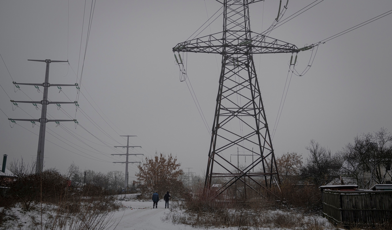 Ukrainska eltekniker kämpar med att återställa strömmen efter den senaste ryska attacken mot landets kraftnät. Arkivbild. Foto: Andrew Kravchenko/AP/TT