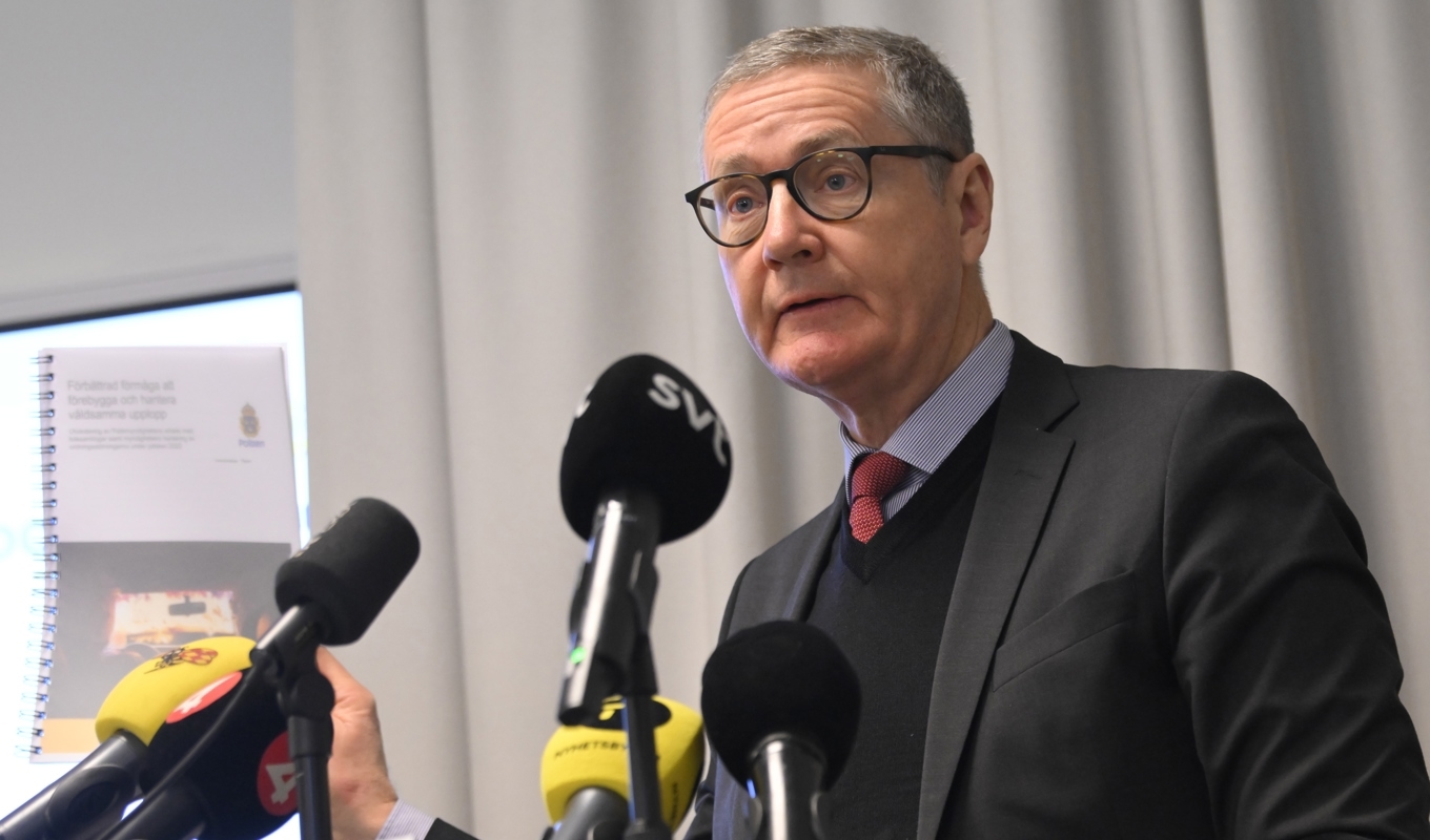 Den externa utvärderaren Gunnar Karlsson presenterade sin utredning om polisens arbete vid påskupploppen vid en pressträff under onsdagen. Foto: Jonas Ekströmer/TT