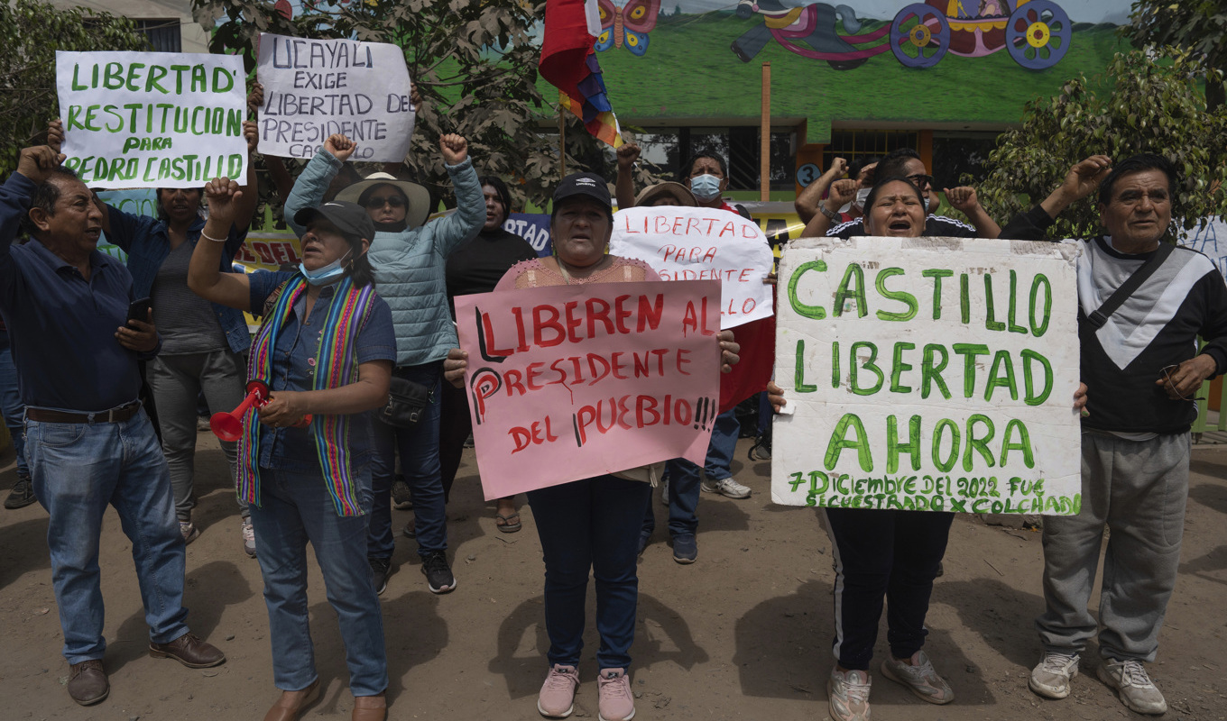 Demonstranter i huvudstaden Lima. De kräver att den avsatte presidenten släpps fri och att hans efterföljare avsätts. Bilden är tagen i tisdags. Foto: Guadalupe Pardo/AP/TT