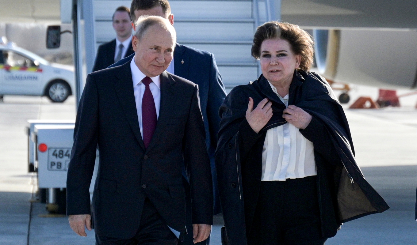 Rysslands president Vladimir Putin tillsammans med Valentina Teresjkova, som 1963 blev första kvinna i rymden. Arkivfoto. Foto: Alexei Druzhinin/AP/TT