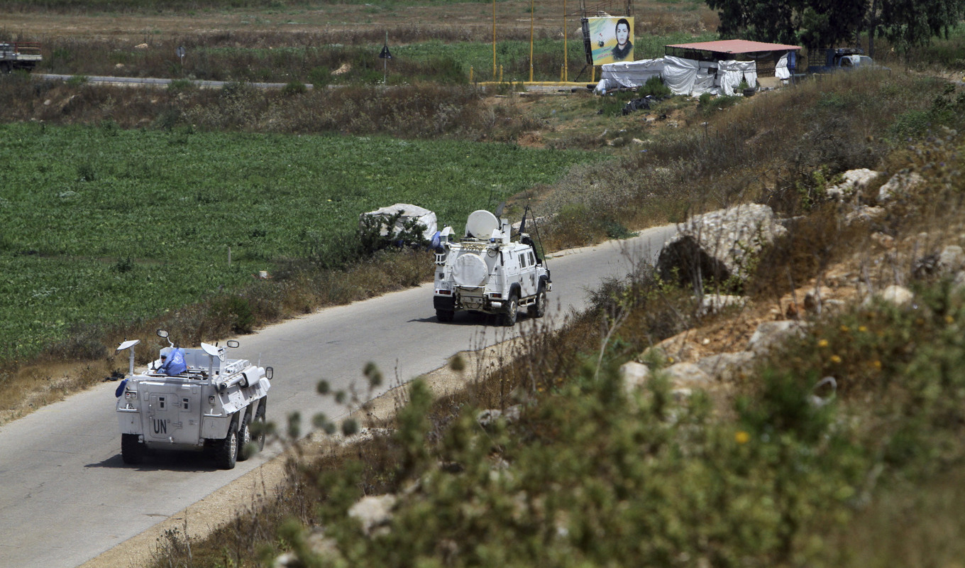 Två FN-fordon i sydöstra Libanon. Arkivbild. Foto: Mohammed Zaatari/AP/TT