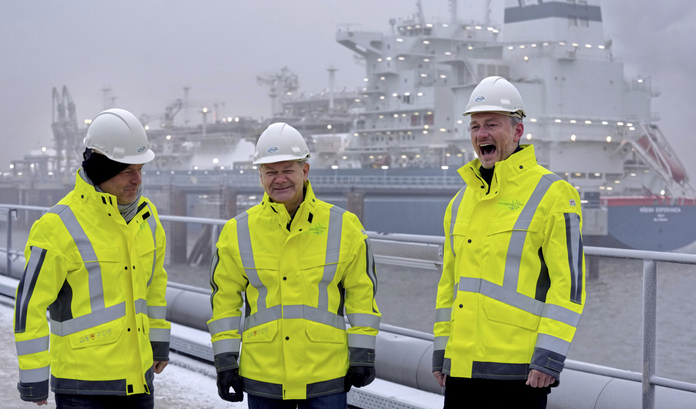 Ekonomi- och klimatminister Robert Habeck, förbundskansler Olaf Scholz och finansminister Christian Lindner vid invigningen. Foto: Michael Sohn/AP/TT