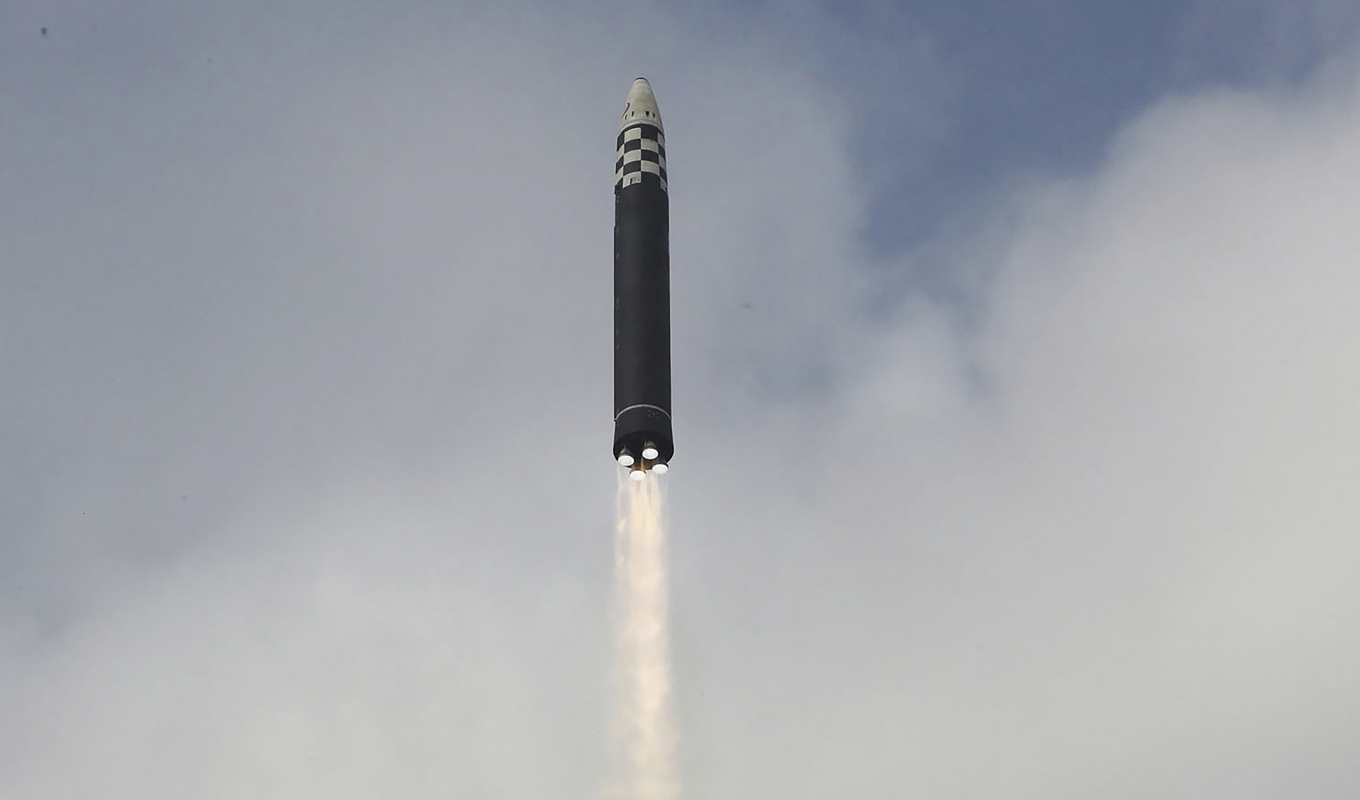 Nordkorea ska enligt Sydkorea och Japan ha avfyrat någon form av robot ut över havet på söndagen. Arkivbild. Foto: Korea News Service/AP/TT