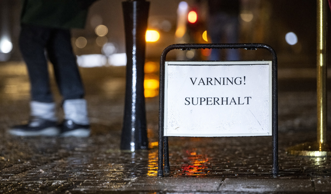 På Clemenstorget i centrala Lund satte mäklaren ut en skylt för att varna gående och cyklister för blixthalkan på kullerstenen efter att ett underkylt regn dragit in över Skåne på måndagskvällen. Foto: Johan Nilsson/TT