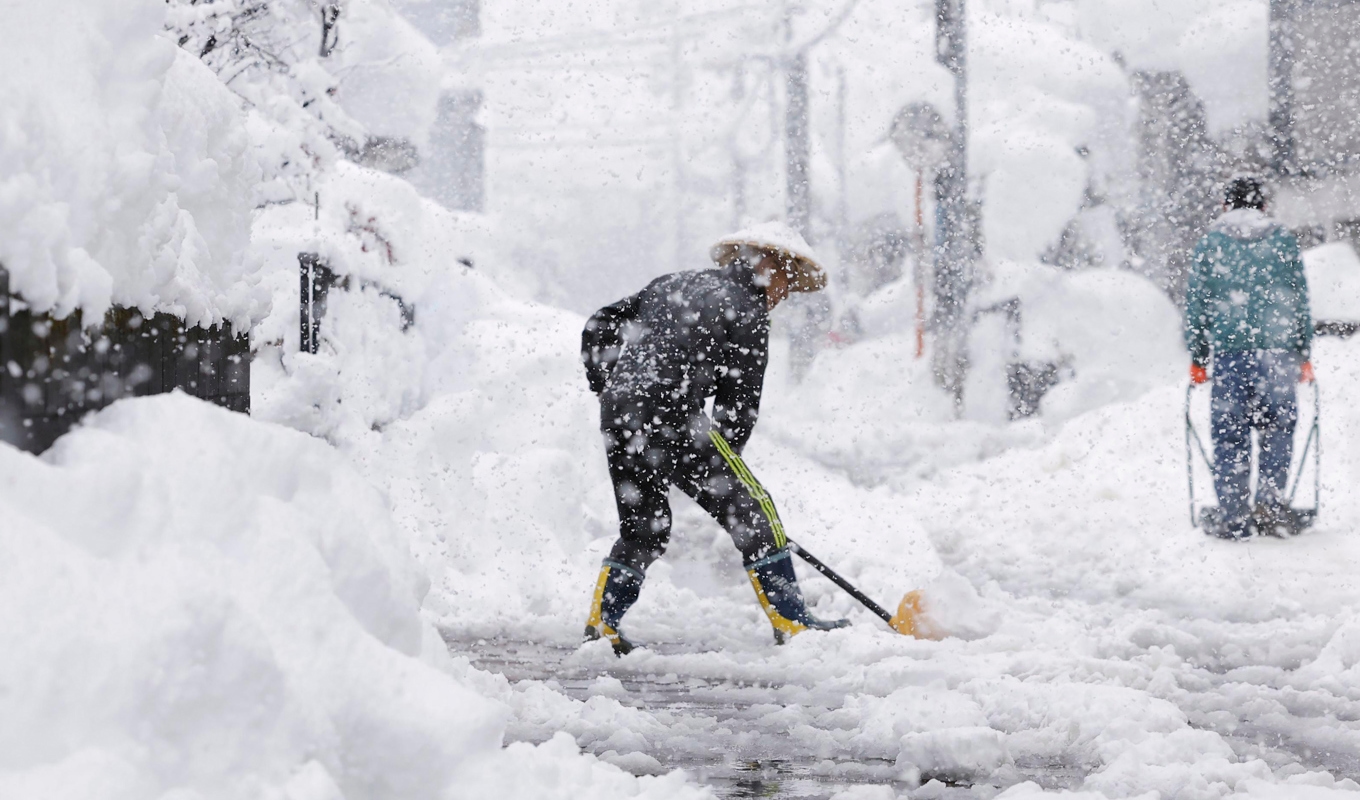 Japan har drabbats av kraftiga snöoväder. Foto: Kyodo News/AP/TT