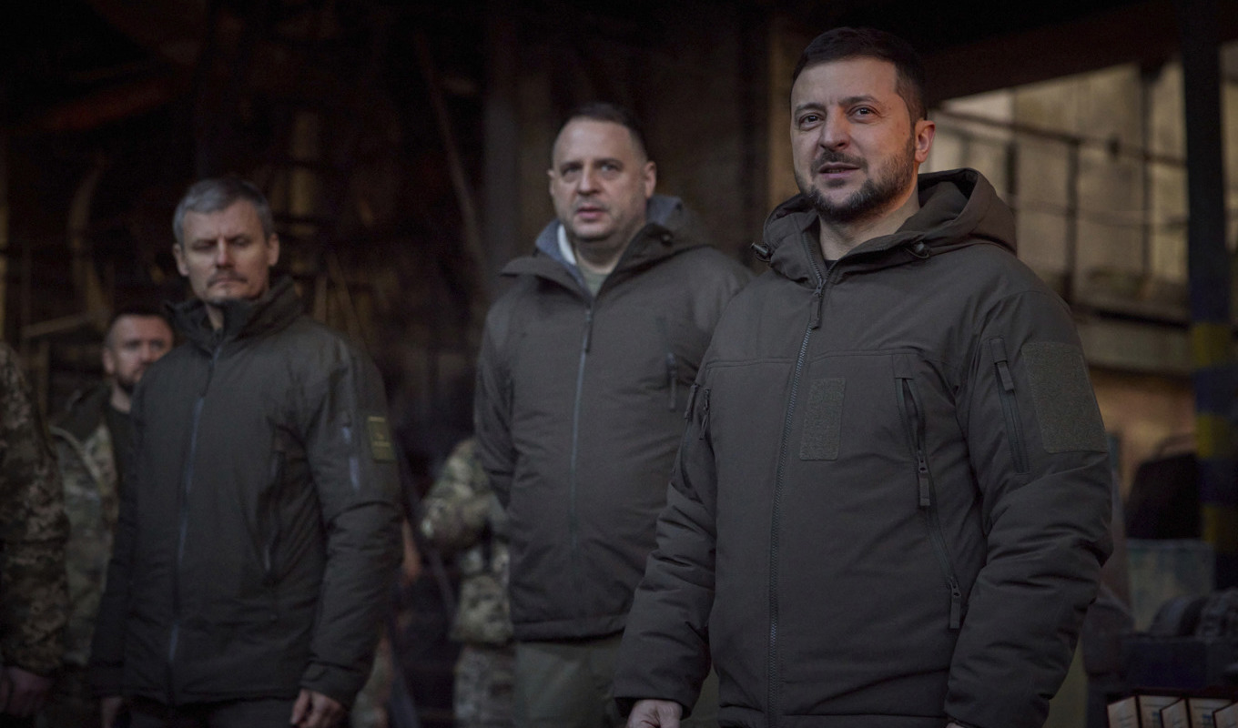 Ukrainas president Volodymyr Zelenskyj i Bachmut under tisdagen. Foto: Foto: AP/TT