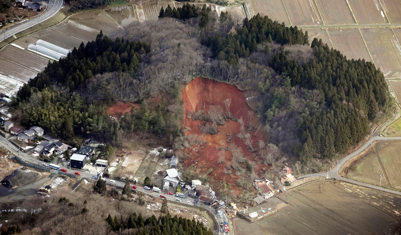 En flygbild visar skredet i Tsuruoka. Foto: Kyodo News/AP/TT