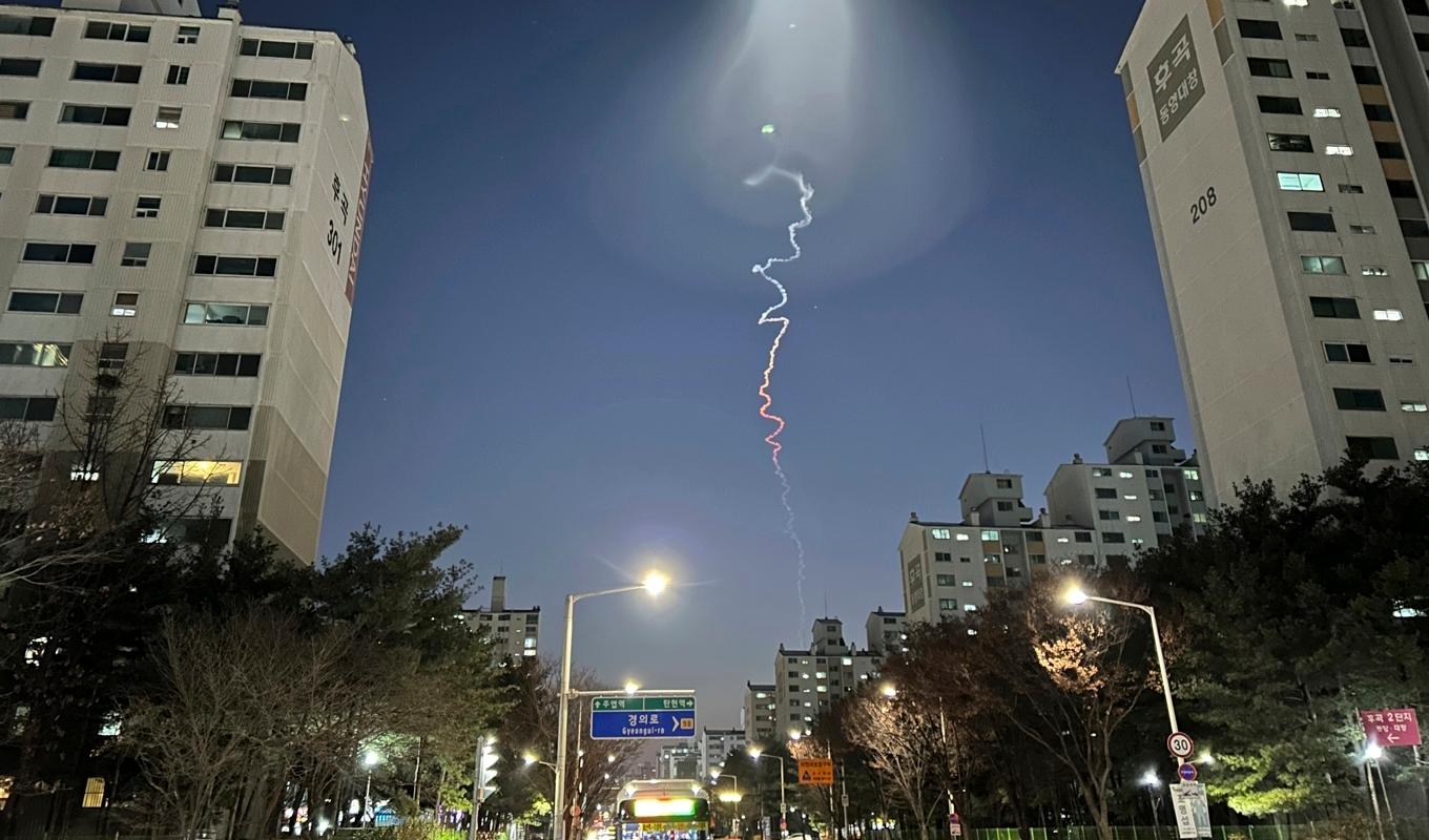 
Ljusspår på himlen i sydkoreanska Goyang, sedan landet skjutit upp en raket på fredagen. Foto: Ahn Young-joon/AP/TT                                            