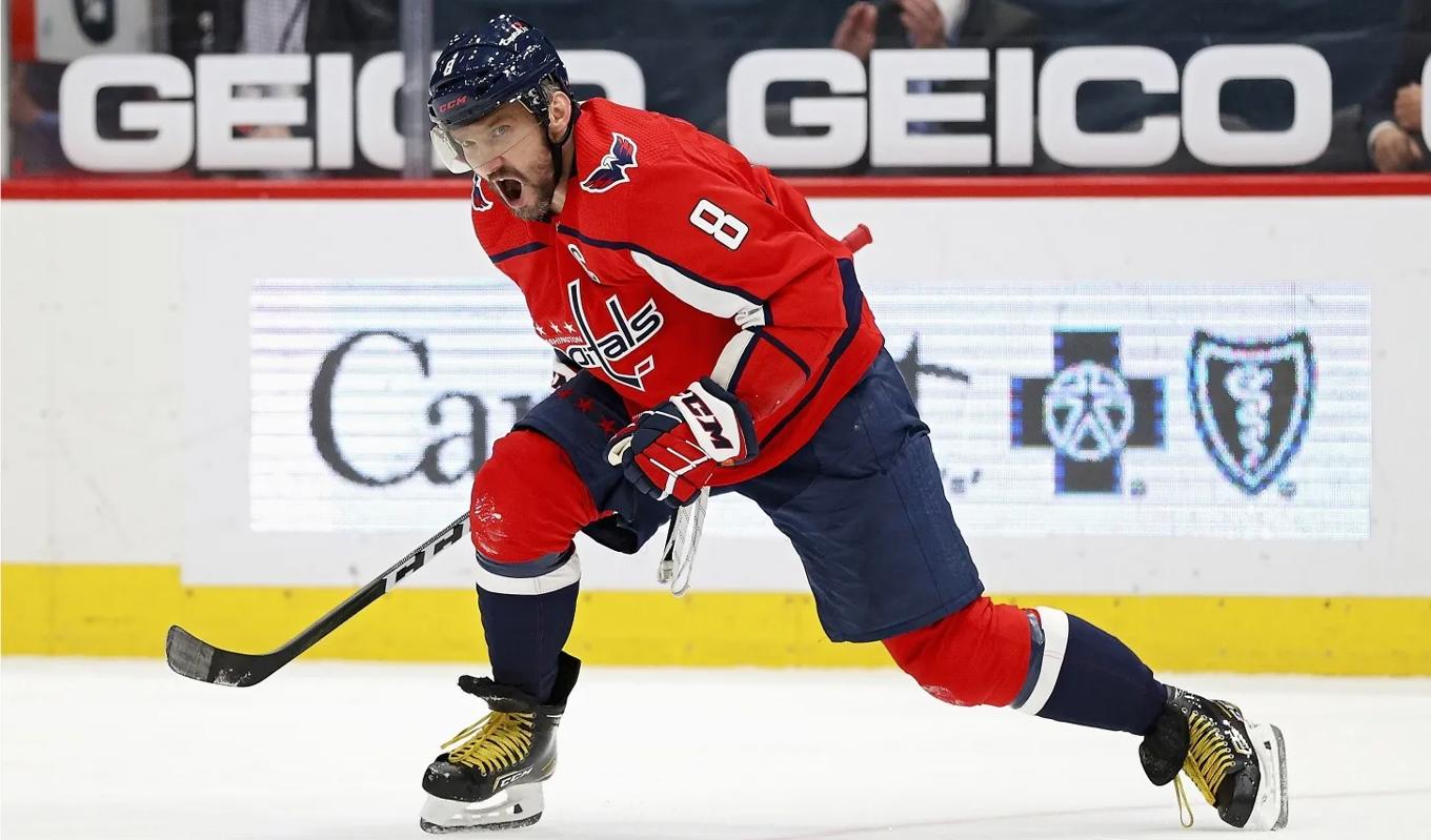 Washington Capitals mångårige anfallsstjärna Alexander Ovechkin jublar efter att ha gjort mål i en match mot New Jersey Devils.FOTO: PATRICK SMITH/GETTY IMAGES