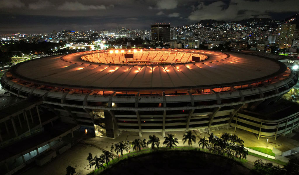 Maracan Stadium i Rio de Janeiro lyser med gyllene ljus till fotbollslegenden Pelés ära, den 29 september. Pelé blev 82 år efter en kamp mot cancer i Sao Paulo. Den trefaldiga VM-mästaren anses som en av de största fotbollslegenderna genom tiderna. Foto: Wagner Meier/Getty Images