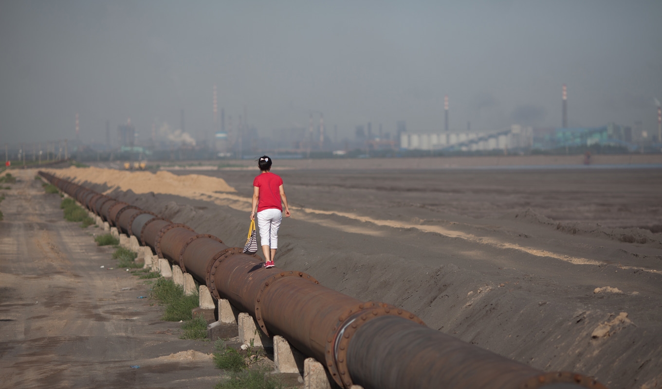 En ”giftig sjö” omgiven av raffinaderier av sällsynta jordartsmetaller utanför Baotou i Mongoliet. 2012 producerade Kina över 95 procent av världens sällsynta jordartsmetaller.
Foto: Ed Jones/AFP via Getty Images