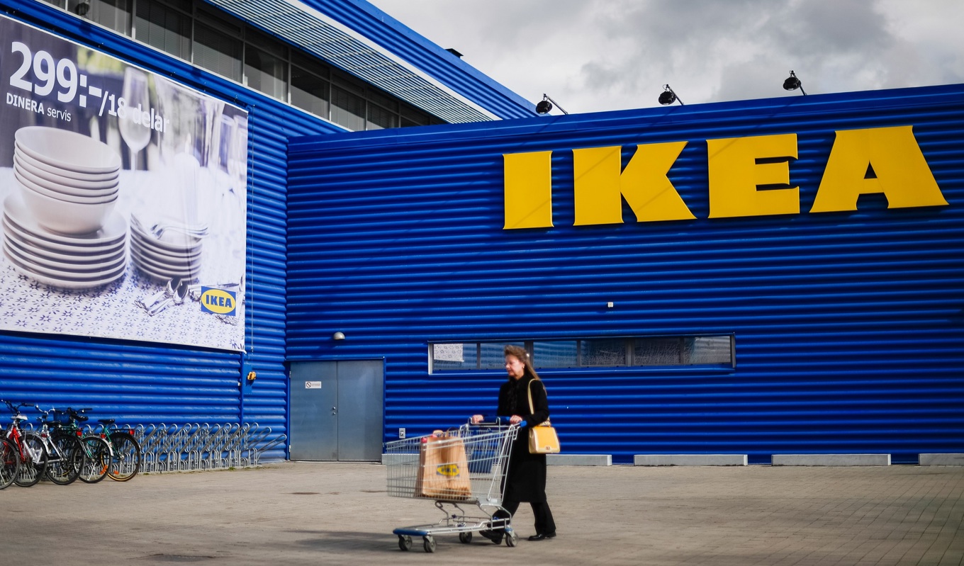 Ikeas köksprodukter är mer än dubbelt så dyra i Sverige jämfört med vissa grannländer. Det visar en granskning som Epoch Times har gjort. Ikeas varmkorv kostar dock fortfarande fem kronor, i enlighet med Ingvar Kamprads testamente. Foto: Jonathan Näckstrand/AFP via Getty Images