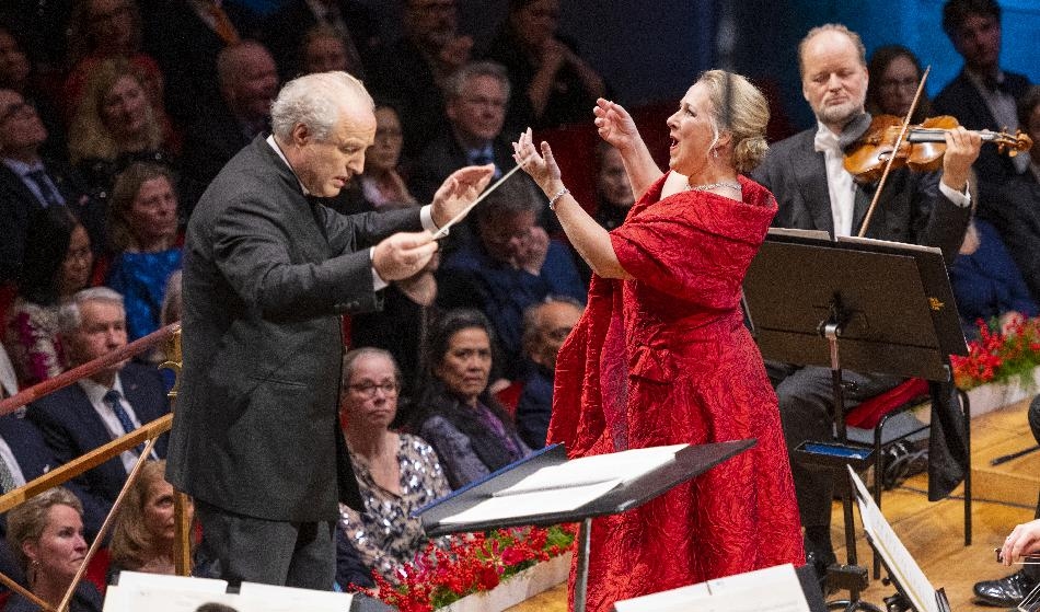 Manfred Honeck, Kungliga Filharmonikerna och solisten Diana Damrau bjöd på en festlig och variationsrik Nobelkonsert. Foto: Niklas Elmehed