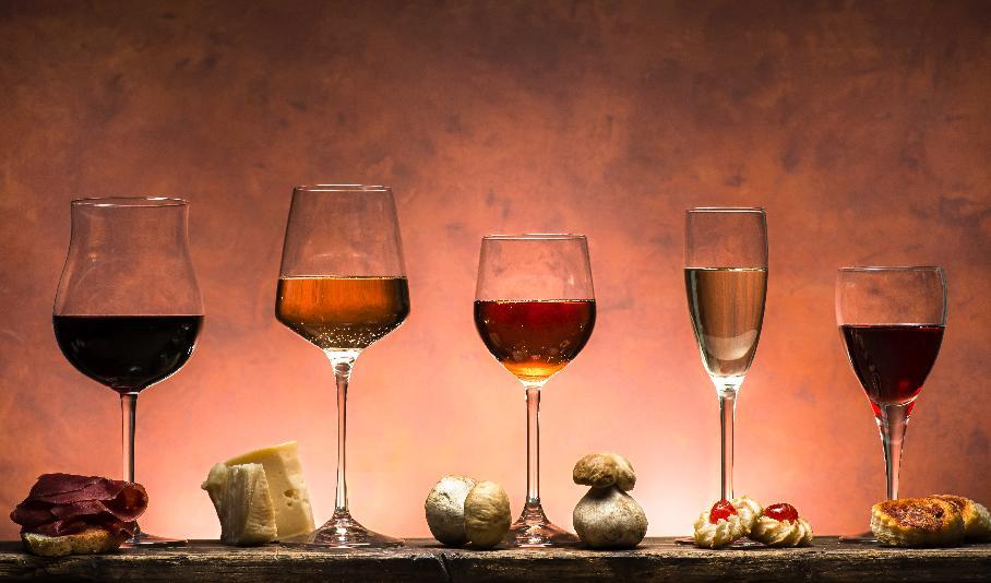 Det finns några enkla grundregler att hålla sig till för att skapa riktigt bra mat- och vinmatchningar. Foto: Shutterstock