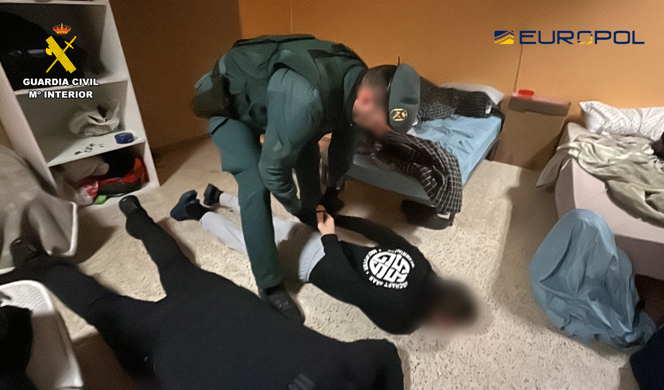 Spanska civilgardet genomför en razzia mot en illegal tobaksfabrik i Spanien. Foto: Spanska civilgardet/Europol