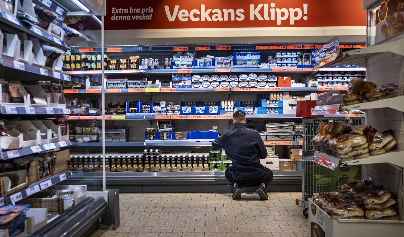 Hög inflation med ökande matpriser gör det svårt för allt fler utsatta personer att få pengarna att räcka till. Många vänder sig därför till kyrkorna för att få hjälp. Foto: Magnus Hjalmarson Neideman/SvD/TT