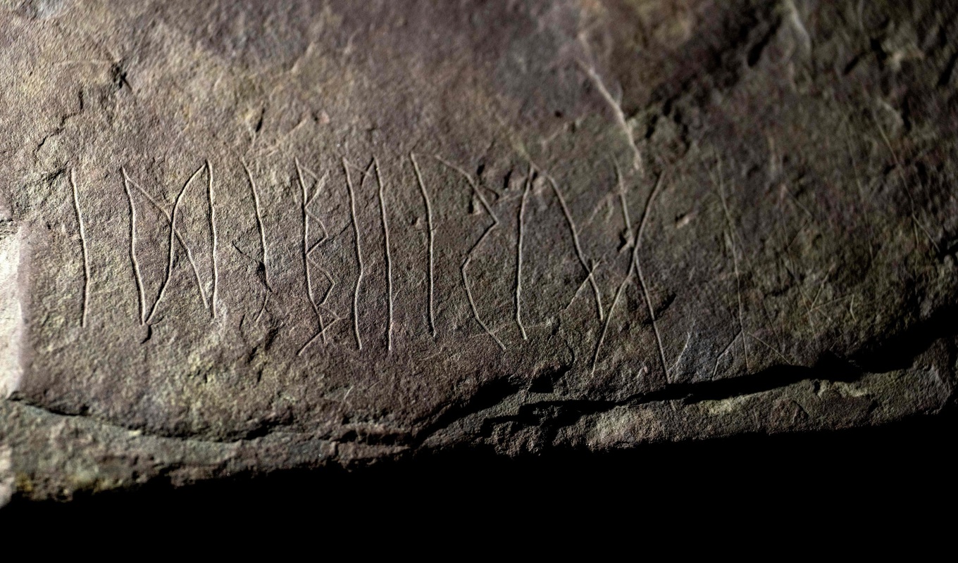 På Svingerudstenen syns inristningar. Runstenen tros vara nästan 2 000 år gammal. Foto: Javad Parsa/NTB/AFP via Getty Images