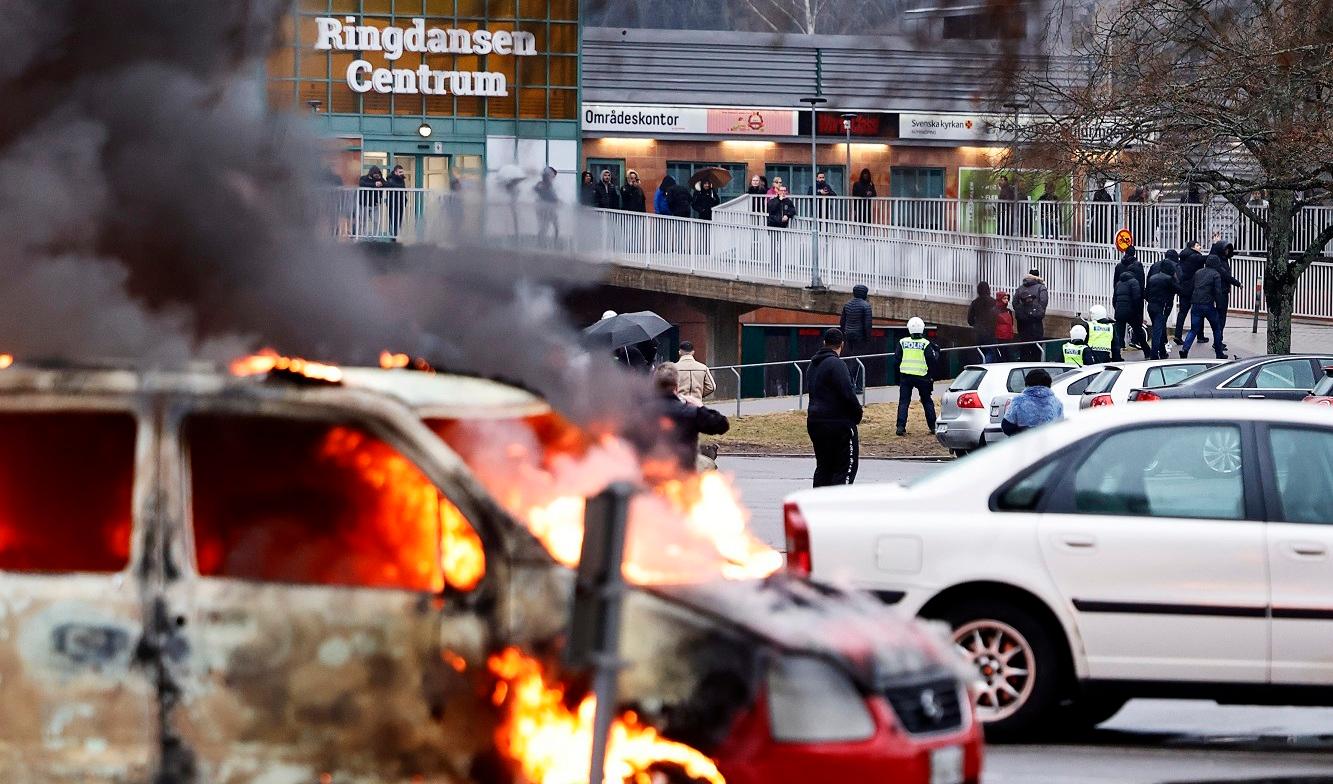Upploppsmakarna tände bland annat eld på bilar, kastade stenar mot polisen och attackerade räddningspersonalen som kom till platsen under påskupploppen i Navestad. Foto: Stefan Jerrevång/TT