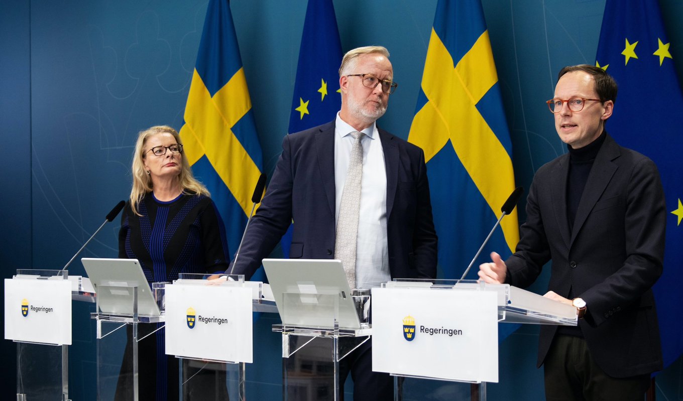 Utbildningsminister Mats Persson (t h) menar att kontrollen av statsstödet till folkbildningen måste stärkas. Här med ministrarna Johan Pehrson och Lotta Edholm. Foto: Viktor Pettersson/Regeringskansliet