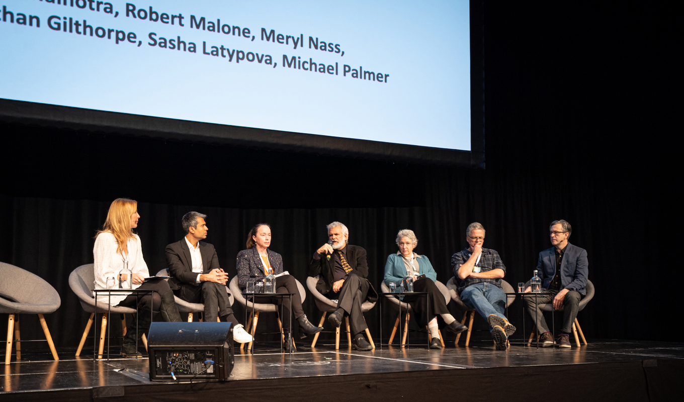 En paneldiskussion med hjärtläkaren Aseem Malhotra, Sasha Latypova, tidigare chef inom läkemedelsindustrin, forskaren Robert Malone, läkaren Meryl Nass, läkaren och författaren Michael Palmer samt cellbiologen Jonathan Gilthorpe hölls under konferensen. Foto: Sofia Drevemo