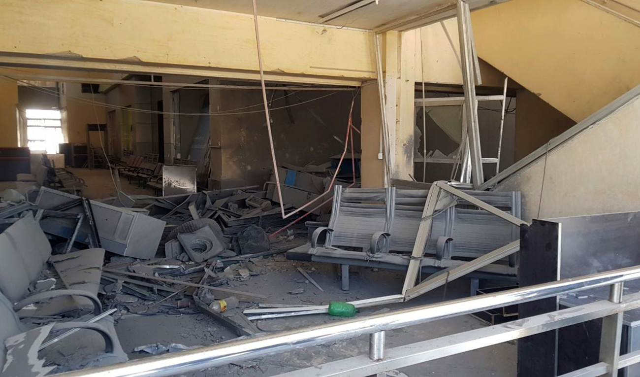 Bilden visar förödelsen på Damaskus internationella flygplats efter en israelisk attack i juni 2022. Den gången hölls flygplatsen stängd i två veckor för reparationer. Arkivbild. Foto: SANA/AP/TT