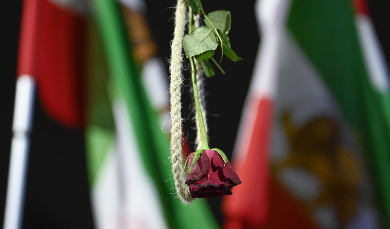En manifestation till stöd för det iranska folkets kamp för demokrati och frihet hölls i december på Gustaf Adolfs Torg i Stockholm. Arkivbild. Foto: Maja Suslin/TT