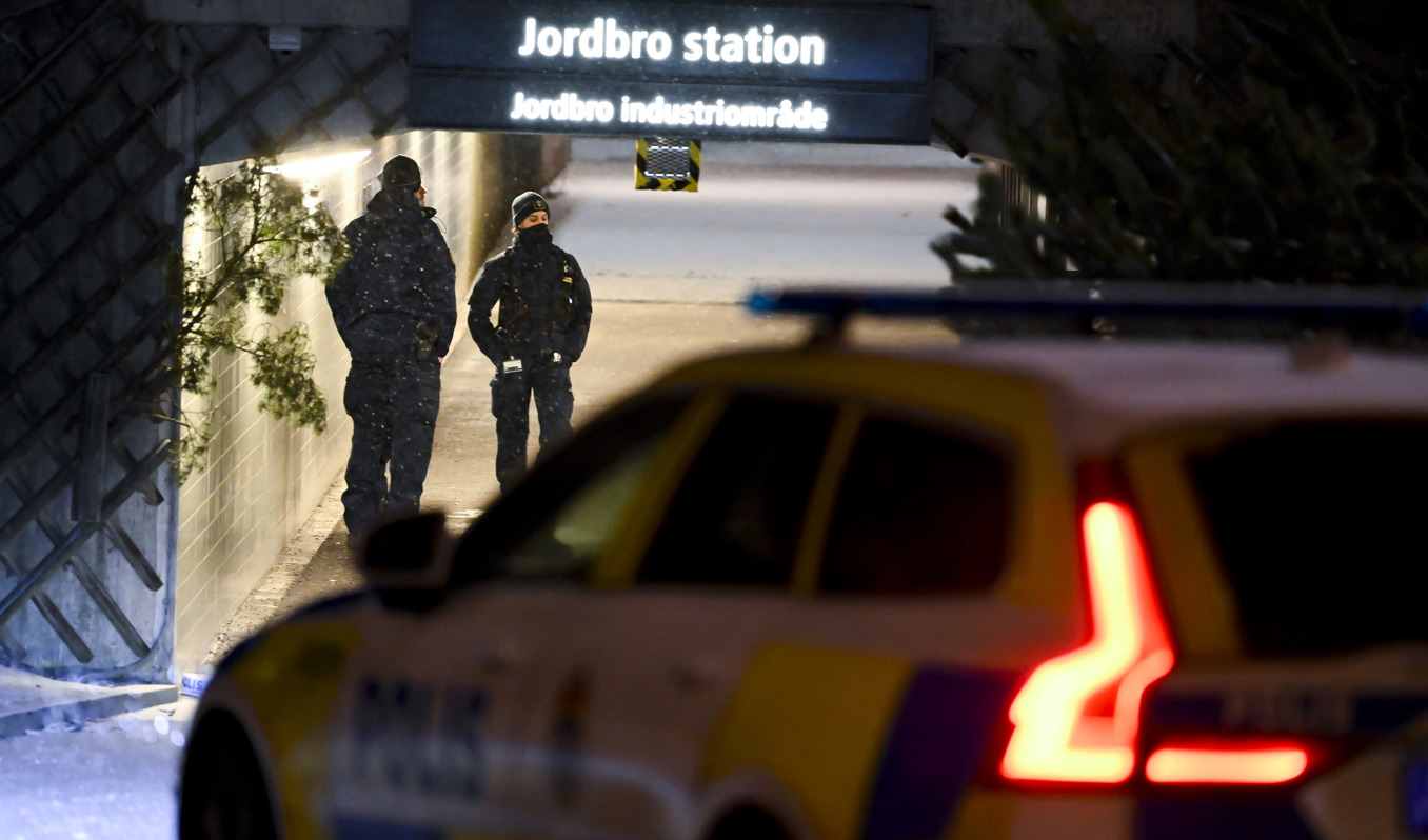 En man sköts till döds vid pendeltågsstationen i Jordbro i Haninge söder om Stockholm på onsdagen. Foto: Jessica Gow/TT